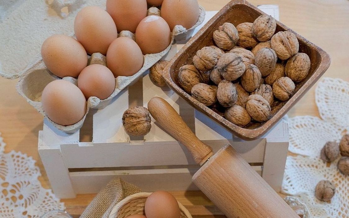 Un bombón de canela recién horneado en un plato